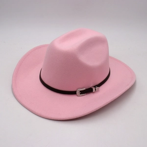 Cappello da cowboy rosa in stile western in feltro con cintura marrone e fibbia d'argento.