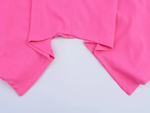 Gros plan détaillé de la texture en lin rose et des coutures renforcées du pantalon