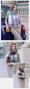 Stile urbano di una sciarpa scozzese arcobaleno da donna con dettagli di frange