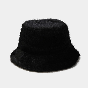 Détail du chapeau cloche en fausse fourrure noire épaisse pour chaleur hivernale