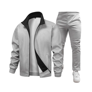 Détail de l'ensemble de sport gris pour homme avec veste zippée à col montant et pantalon