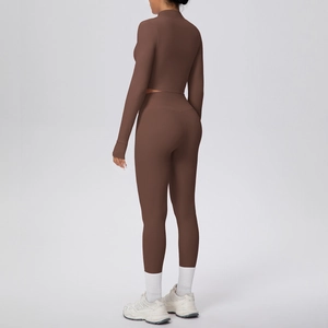 Détail du legging de yoga taille haute et haut manches longues avec passe-pouces marron foncé