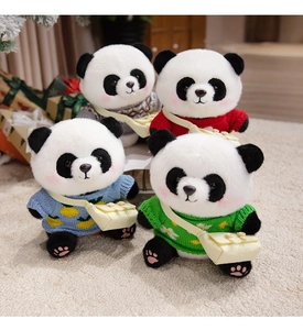 Detailansicht von vier süßen Panda-Stofftieren mit bunten Strickpullovern und kleinen Taschen