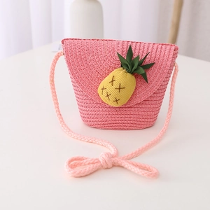 Détail du sac à bandoulière en paille tressée rose avec décoration ananas pour filles