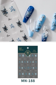 Dettaglio macro degli adesivi per unghie MN-188 con motivi floreali blu ed eleganti scritte