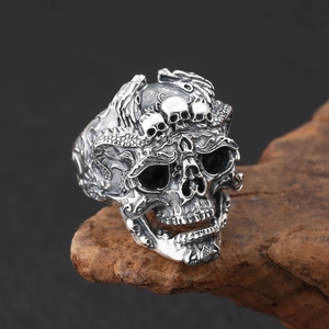 Détail macro de la bague crâne gothique vintage avec finition en argent oxydé sur pierre
