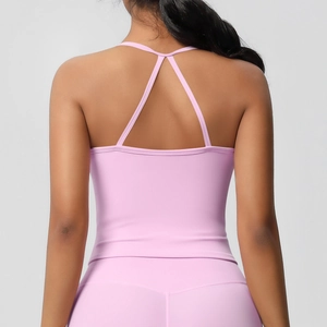 Dettaglio del reggiseno sportivo rosa con design a incrocio e tessuto elasticizzato