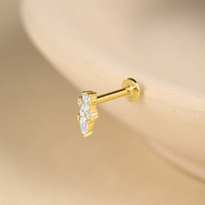 Vue détaillée du poinçon S925 sur le clou d'oreille cerf-volant doré avec zircons