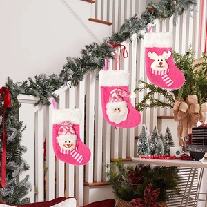 Bottes de Noël roses avec motifs 3D Père Noël et bonhomme de neige sur une rampe d'escalier