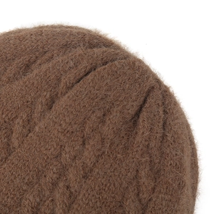 Detailansicht der braunen Zopfstrick-Textur mit warmem Fleecefutter für Wintermützen