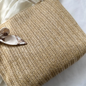 Grand sac cabas en paille pour femme avec foulard décoratif sur fond de tissu doux