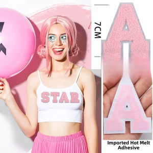 Dettaglio toppa lettera A in ciniglia rosa da 7 cm con retro adesivo termofondibile