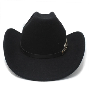 Dettaglio del cappello da cowboy nero con fibbia in metallo dorato e cinturino in pelle