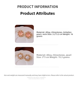 Détail macro des boucles d'oreilles tournesol en perles avec résine rose et cristaux