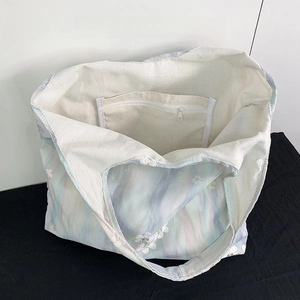 Détail intérieur du sac floral montrant la poche ouverte et le compartiment zippé pratique