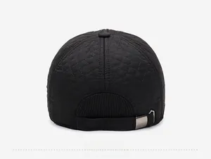 Vista posteriore del cappello trapuntato nero con fibbia in metallo e bordo a costine