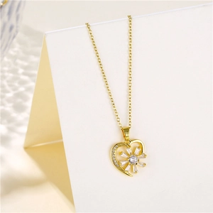 Dettaglio della collana a cuore in acciaio dorato con pendente a fiore in zirconi