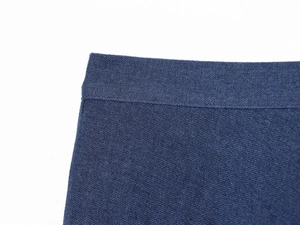 Dettaglio dell'abito midi blu scuro con texture del tessuto spessa e cuciture in vita piatte