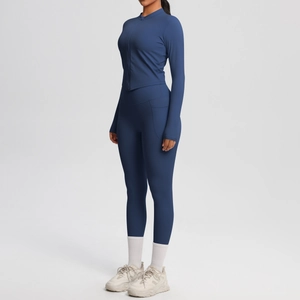 Détail d'un ensemble de yoga bleu marine avec haut à manches longues et legging