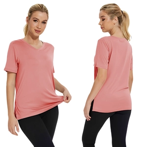 Dettaglio di t-shirt rosa con scollo a V, spacco laterale e tessuto elastico traspirante
