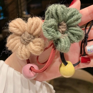 Dettaglio di elastici per capelli fatti a mano all'uncinetto con fiori e perline colorate