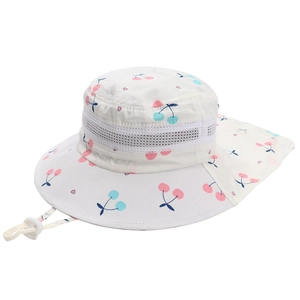 Détail d'un chapeau de soleil enfant à motif cerise avec maille et protège-nuque