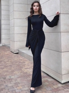 Robe longue noire élégante à manches longues avec taille froncée et détails plissés