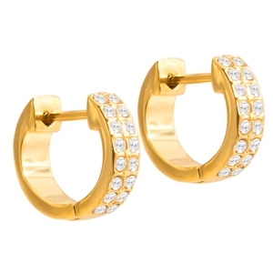 Détail de boucles d'oreilles huggies dorées en forme de U avec pavé de strass double