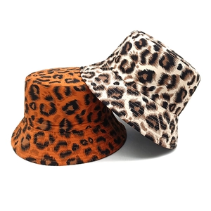 Set di due cappelli alla pescatora leopardati da donna color arancio scuro e beige, stile estivo