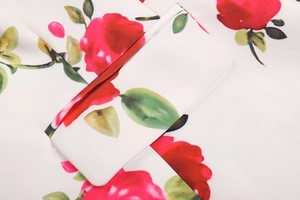 Gros plan de l'imprimé floral rose rouge sur la poche d'un blazer blanc avec coutures