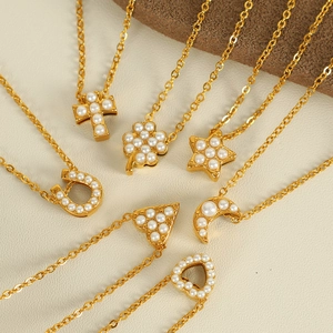 Collier Pendentif Mode Acier Inoxydable Plaqué Or Avec Künstliche Perle Imitation Trèfle Coeur Croix Lune Étoile Pour Femmes