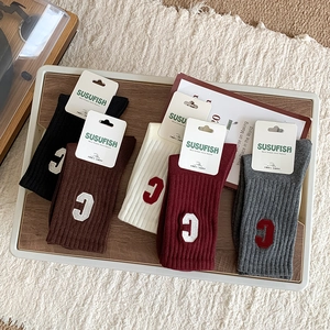 Lot de cinq paires de chaussettes en coton côtelé avec écusson lettre C multicolores