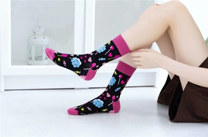 Vue détaillée de chaussettes en coton pour femmes avec motifs bonbons et nuages colorés