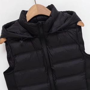 Gilet sans manches noir matelassé avec capuche et fermeture éclair pour un style décontracté