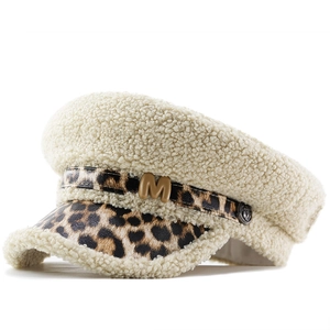 Casquette gavroche en peluche pour femme avec visière léopard et lettre M en métal