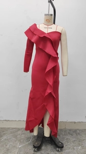 Detail eines roten One-Shoulder-Kleides mit Skulptur-Rüschen und asymmetrischem Saum