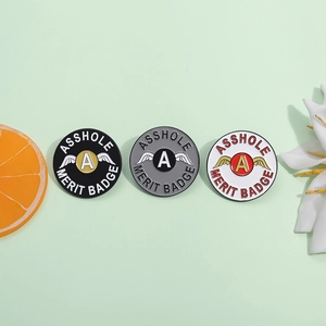 Lustiges Asshole Merit Badge Emaille Pins Set in Schwarz Grau und Weiß