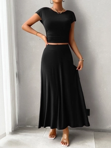Schickes schwarzes zweiteiliges Set mit Kurzarm-Crop-Top und langem fließendem Maxirock