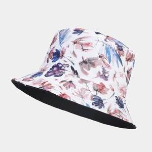 Détail du chapeau réversible montrant l'imprimé floral coloré et les coutures soignées