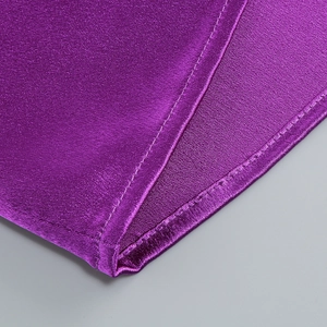 Gros plan sur la texture satinée violette montrant la finition lisse et les coutures
