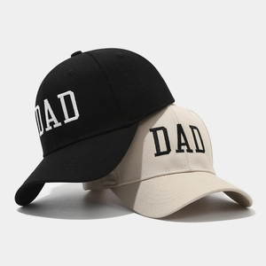 Detalle del bordado DAD en gorras de béisbol de algodón en colores negro y beige