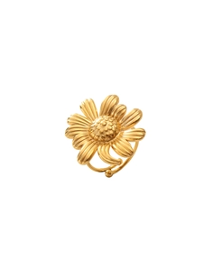 Close-up of 18k gold plated stainless steel ring featuring a detailed daisy flower design