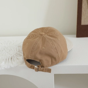 Détail d'une casquette rétro kaki montrant la texture coton et la boucle en métal