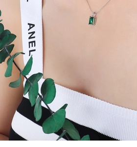 Dettaglio della collana vintage con zircone verde smeraldo placcata in oro 18 carati
