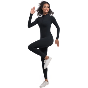 Détail d'un body de yoga noir pour femme avec demi-fermeture éclair et col montant pour le sport