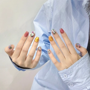 Faux ongles faits main avec dégradé rose, paillettes et fleurs 3D ornées de pierres précieuses
