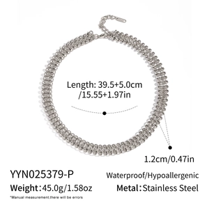 Détail montrant les dimensions du collier en acier inoxydable argenté de 1,2 cm de large