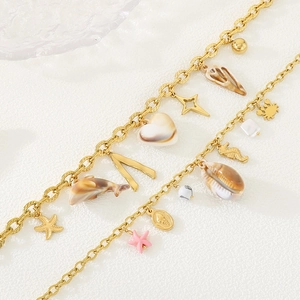 Bracelet de cheville en acier doré avec pendentifs coquillages, étoiles de mer et crabe