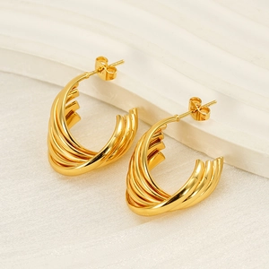 Boucles d'oreilles créoles torsadées géométriques plaquées or 18 carats en acier titane