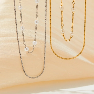Double-layered stainless steel necklace with faux pearls in silver and gold finishes